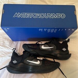 NWT NIKE ANTETOKOUNMPO basketball sneakers. Mens size 8. Black w/white detail